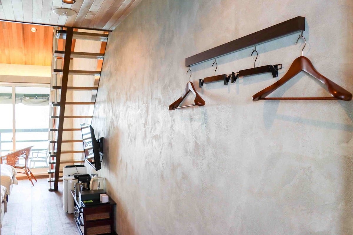 family room | in-room safe, iron/ironing board, free wifi, bed sheets