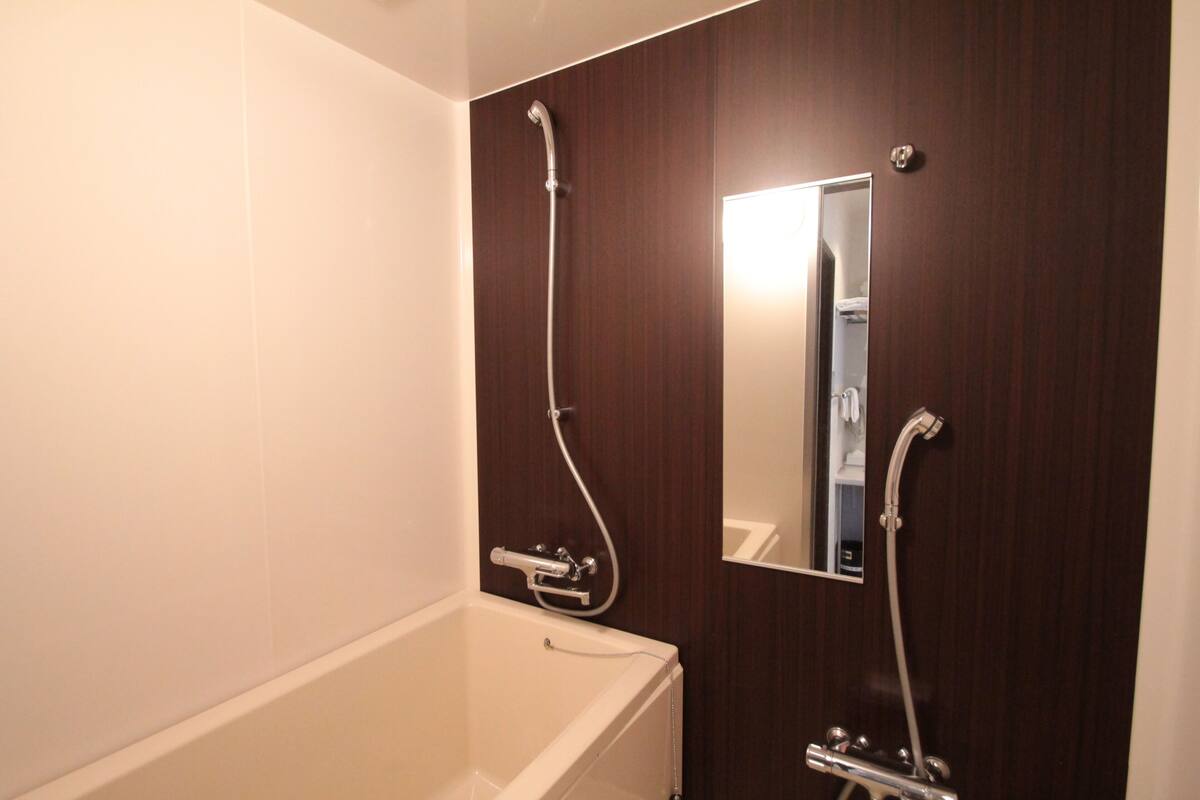 separate bathtub and shower, deep-soaking bathtub, free toiletries