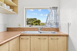 Deluxe Studio | Private kitchen | Fridge, microwave, coffee/tea maker - Avondale Motor Inn (Auckland)