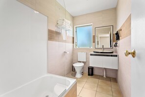 Douche, séchoir à cheveux, serviettes fournies