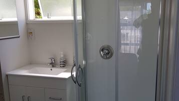 Studio, 1 King Bed | Bathroom | Shower, free toiletries, hair dryer, towels