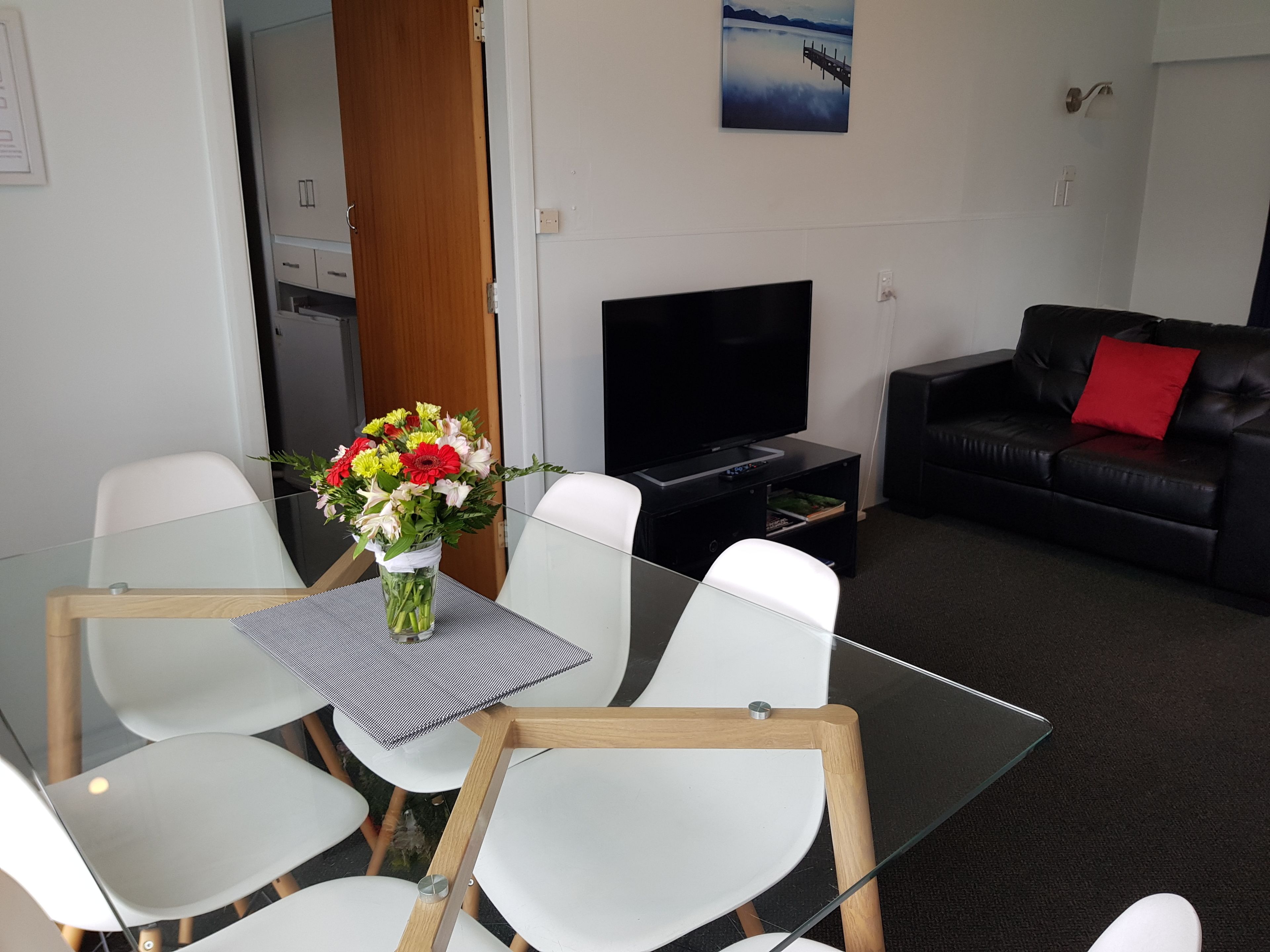 Departamento familiar, 2 habitaciones | Área de sala de estar | Televisión 