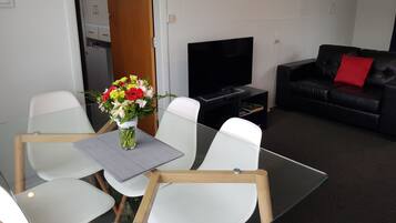 Departamento familiar, 2 habitaciones | Área de sala de estar | Televisión