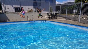 Outdoor pool - Courtesy Court Motel (Nelson)