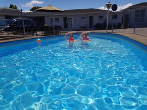 Outdoor pool - Courtesy Court Motel (Nelson)