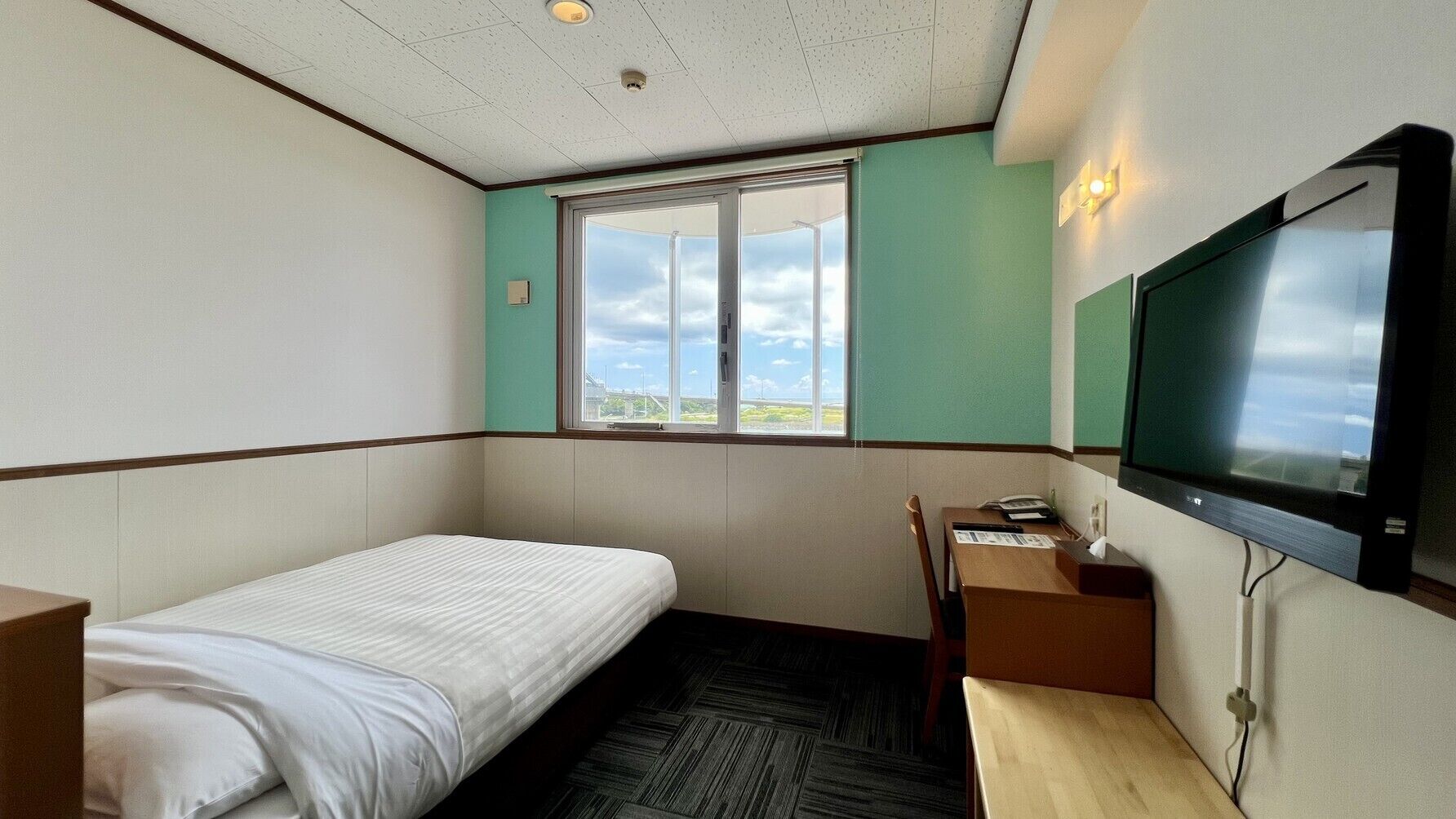 Een bureau, gratis wifi, beddengoed