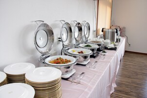 Daily buffet breakfast (JPY 880 per person)