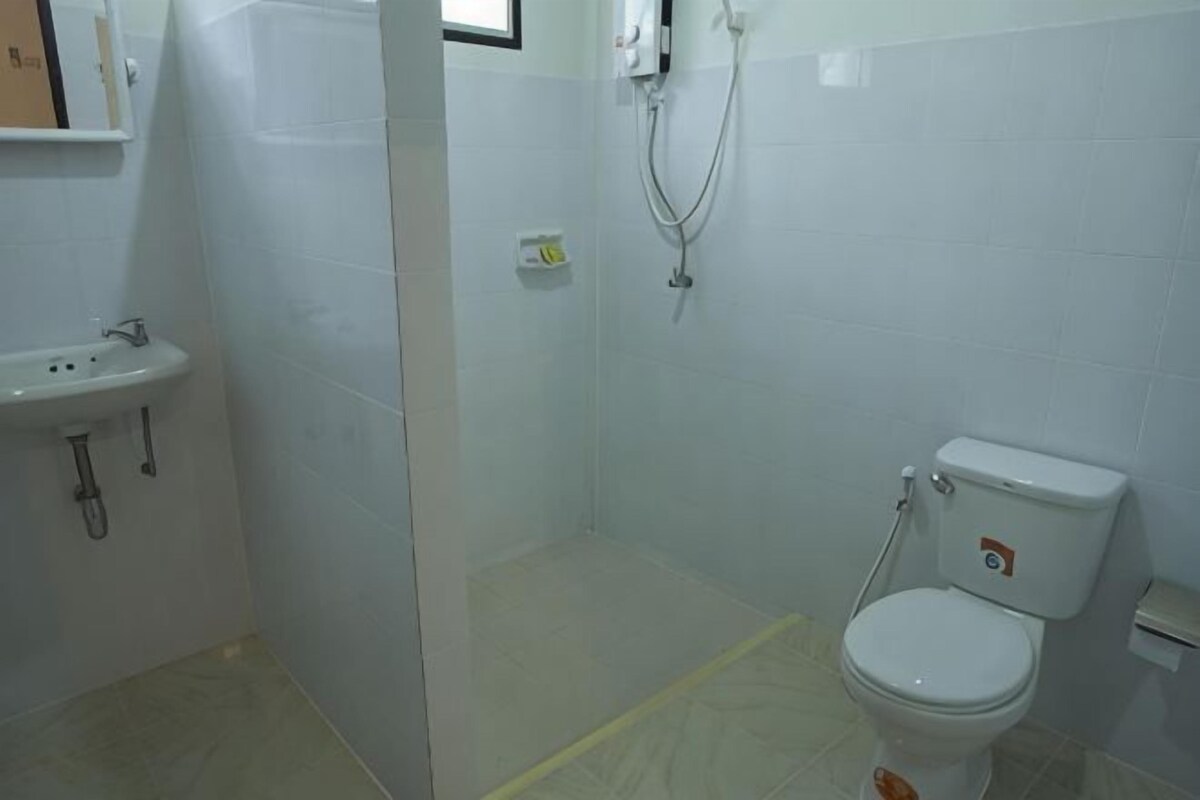 Un baño con lavamanos, inodoro y ducha.