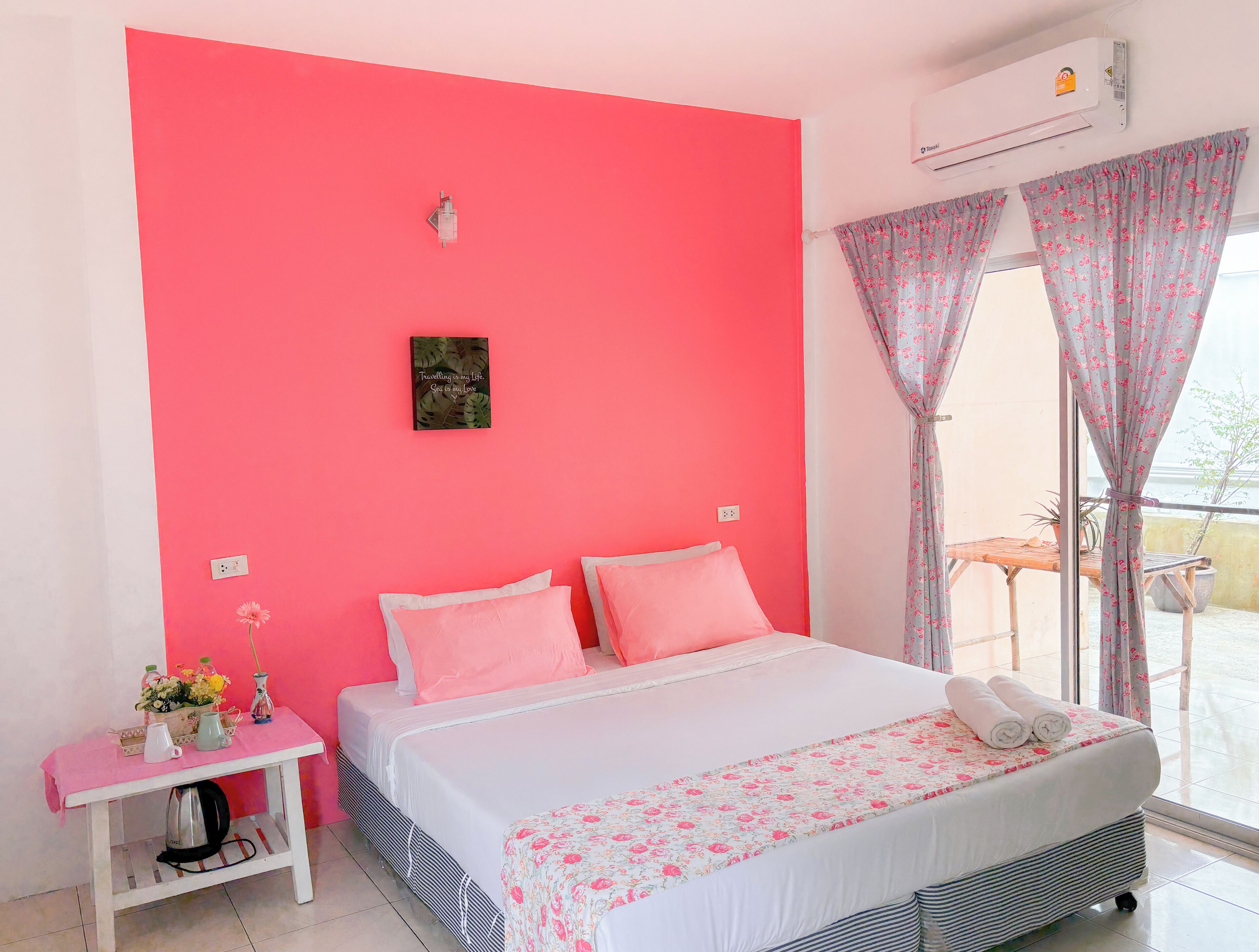 standard room | in-room safe, rollaway beds, free wifi, bed sheets