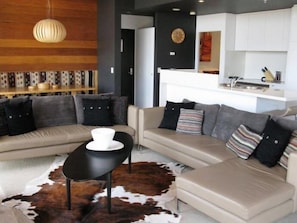 Flat-screen TV, DVD player - Huski Luxury Apartments (Falls Creek)