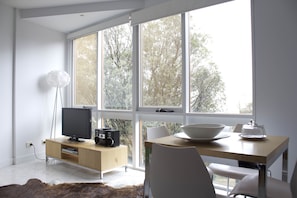 Flat-screen TV, DVD player - Huski Luxury Apartments (Falls Creek)