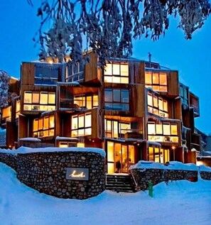 Vista frontal de la propiedad