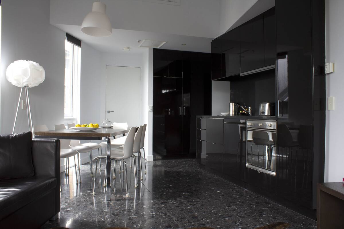 Cafeteira/chaleira, geladeira, micro-ondas, cooktop