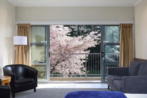 Ropa de cama de alta calidad, colchones con efecto memoria y escritorio 