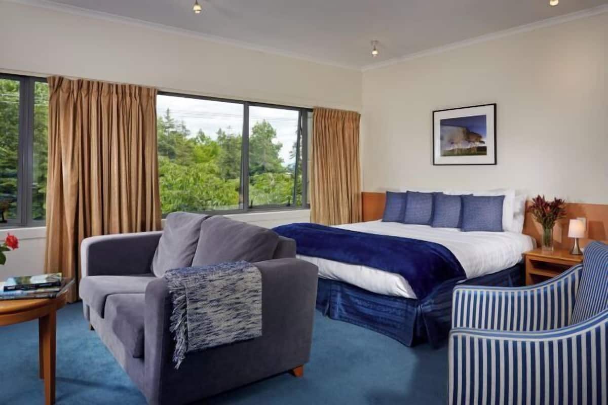 1 bedroom, premium bedding, memory-foam beds, desk