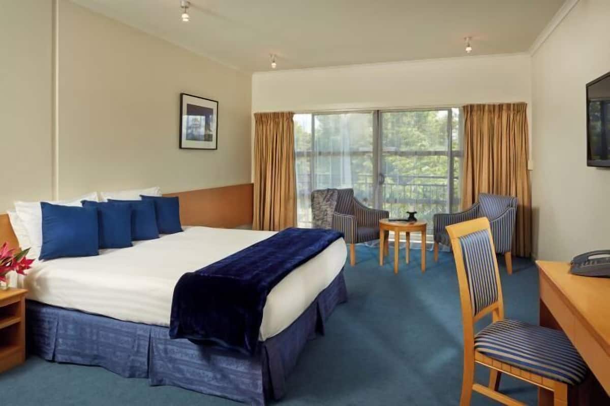 1 bedroom, premium bedding, memory-foam beds, desk