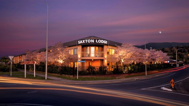 A hotel named Saxton Lodge with a sign indicating directions to Saxton Field Sports Complex. - Saxton Lodge (Nelson)