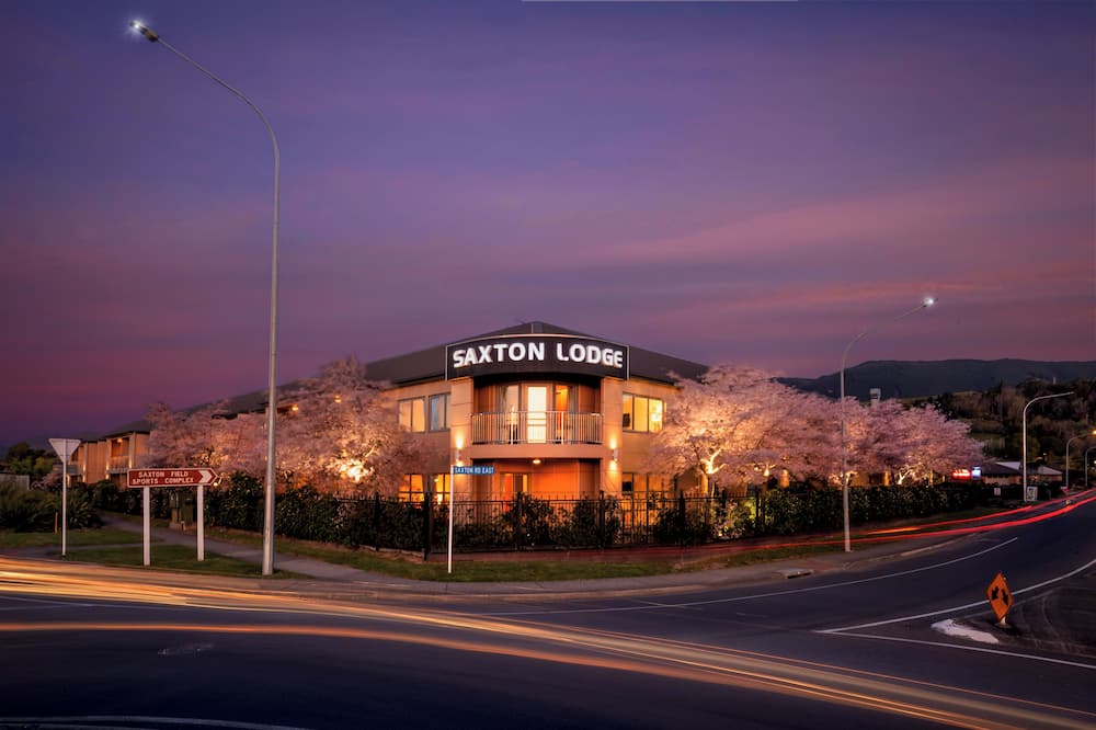 Saxton Lodge