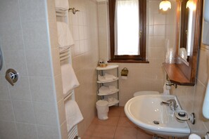 Quadruple Room | Bathroom
