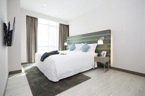 Deluxe Room, 3 Bedrooms (1 King Bed, 1 Queen Bed and 1 Single Bed) | Minibar, két bảo mật tại phòng, bàn, màn/rèm cản sáng