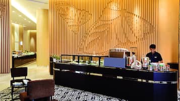 Petit-déjeuner et déjeuner servis sur place