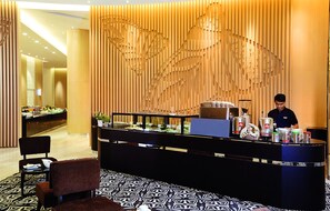 Phục vụ bữa sáng và bữa trưa