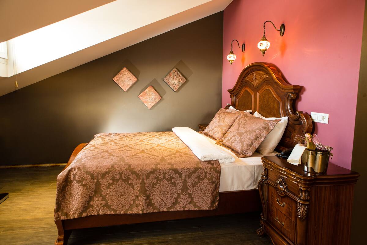 King Suite | Minibar (some free items), in-room safe, soundproofing, cribs (free)