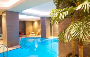 室內游泳池和室外游泳池