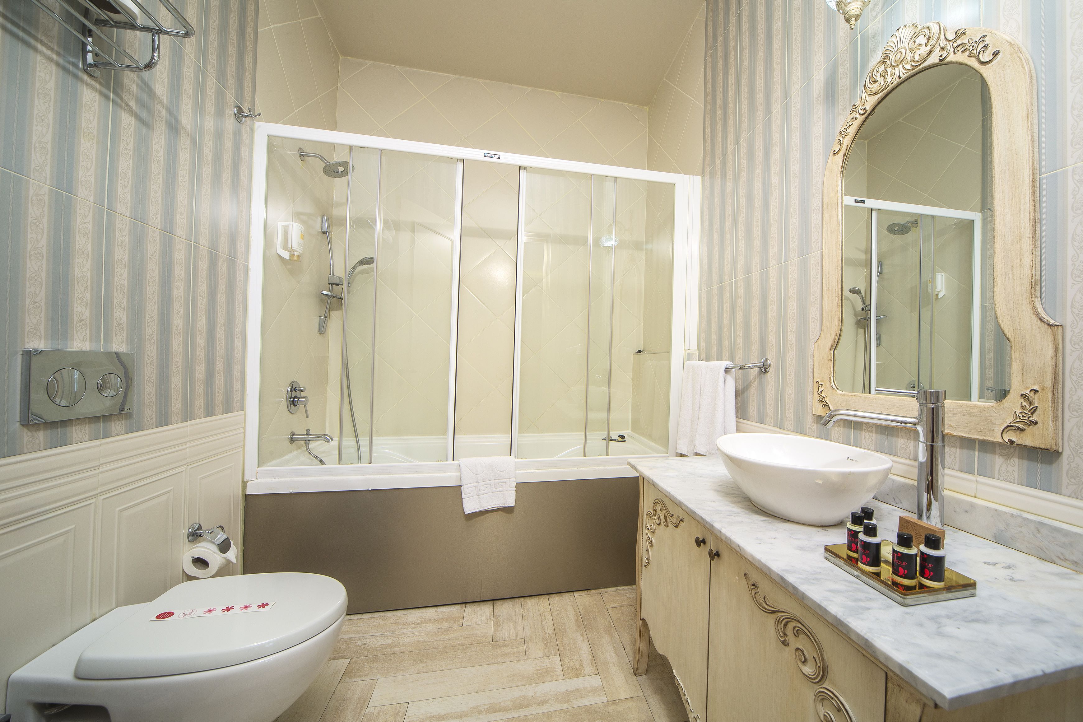comfort suite | bathroom | combined shower/bathtub, spring water bathtub, free toiletries