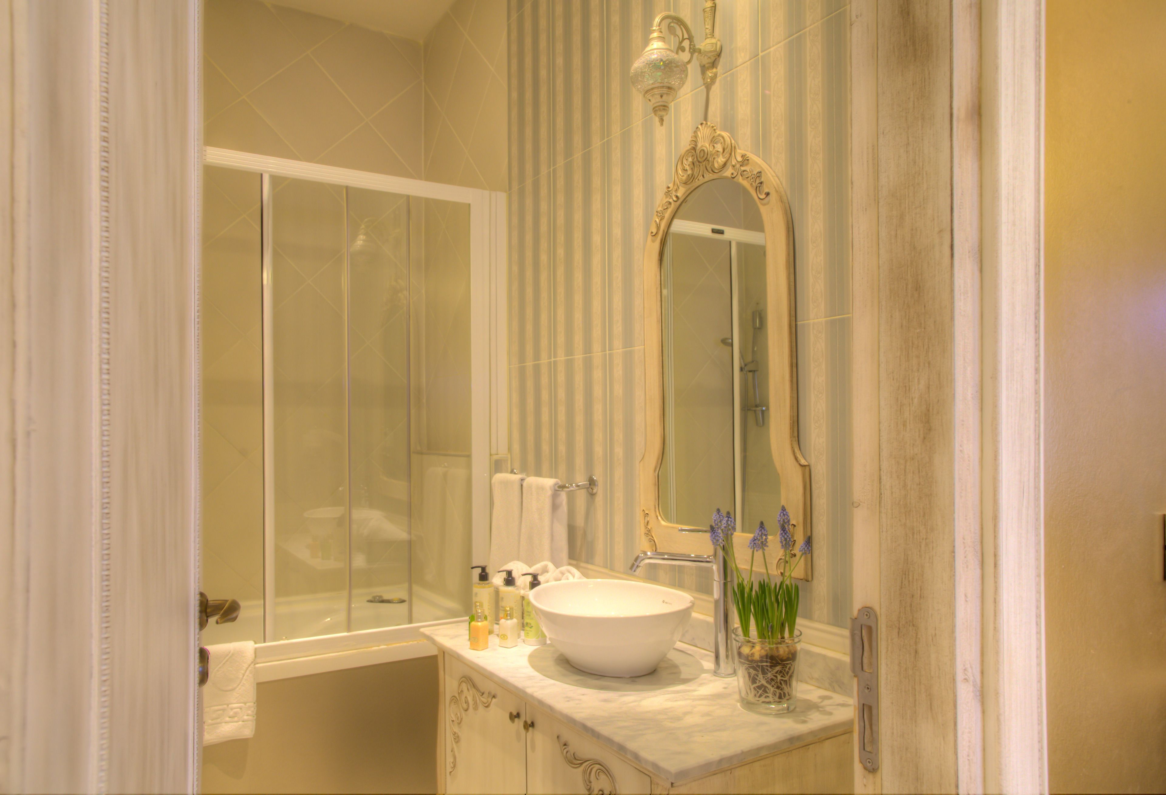 combined shower/bathtub, spring water bathtub, free toiletries