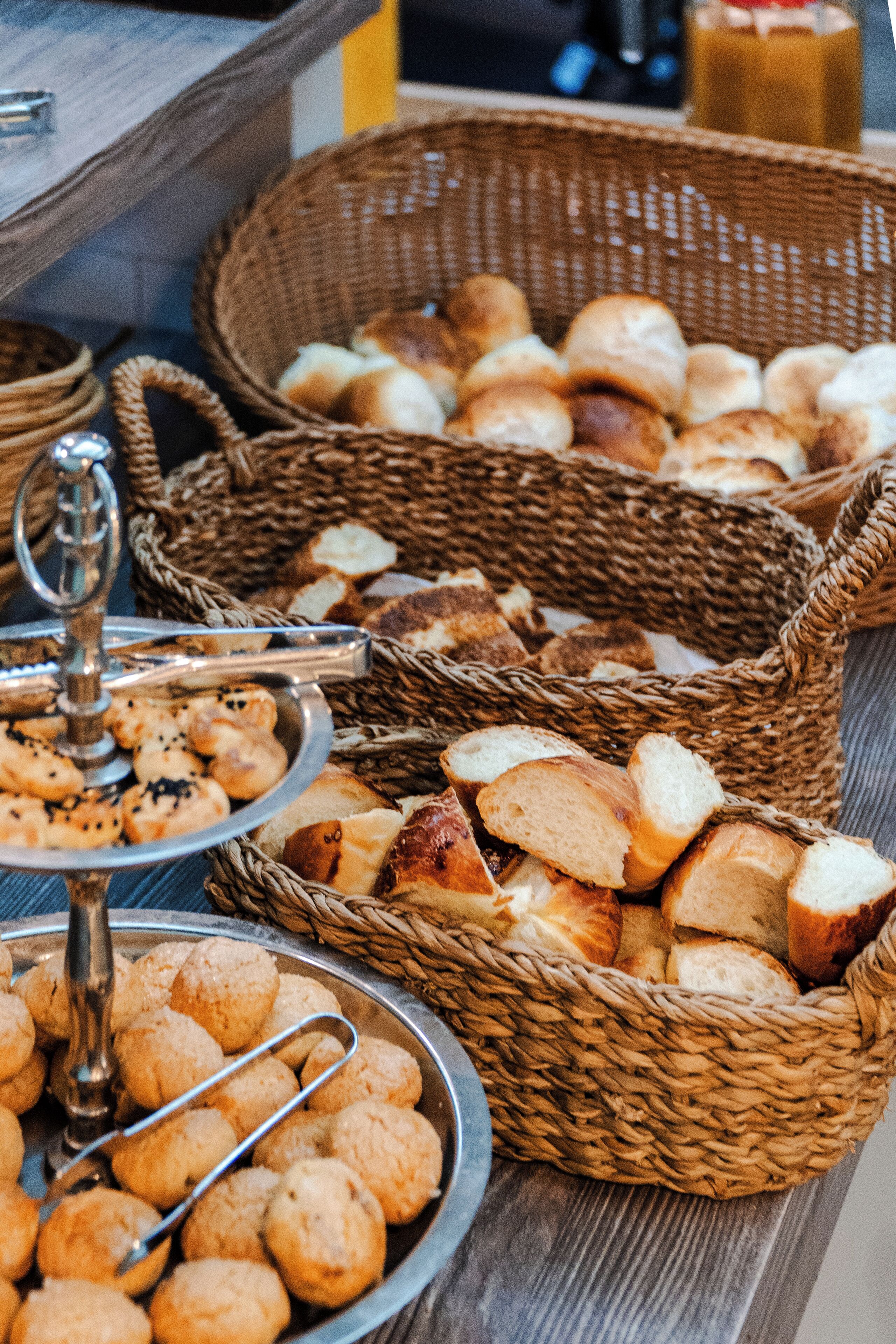 Ein Tisch mit Körben voller Brot und Gebäck.