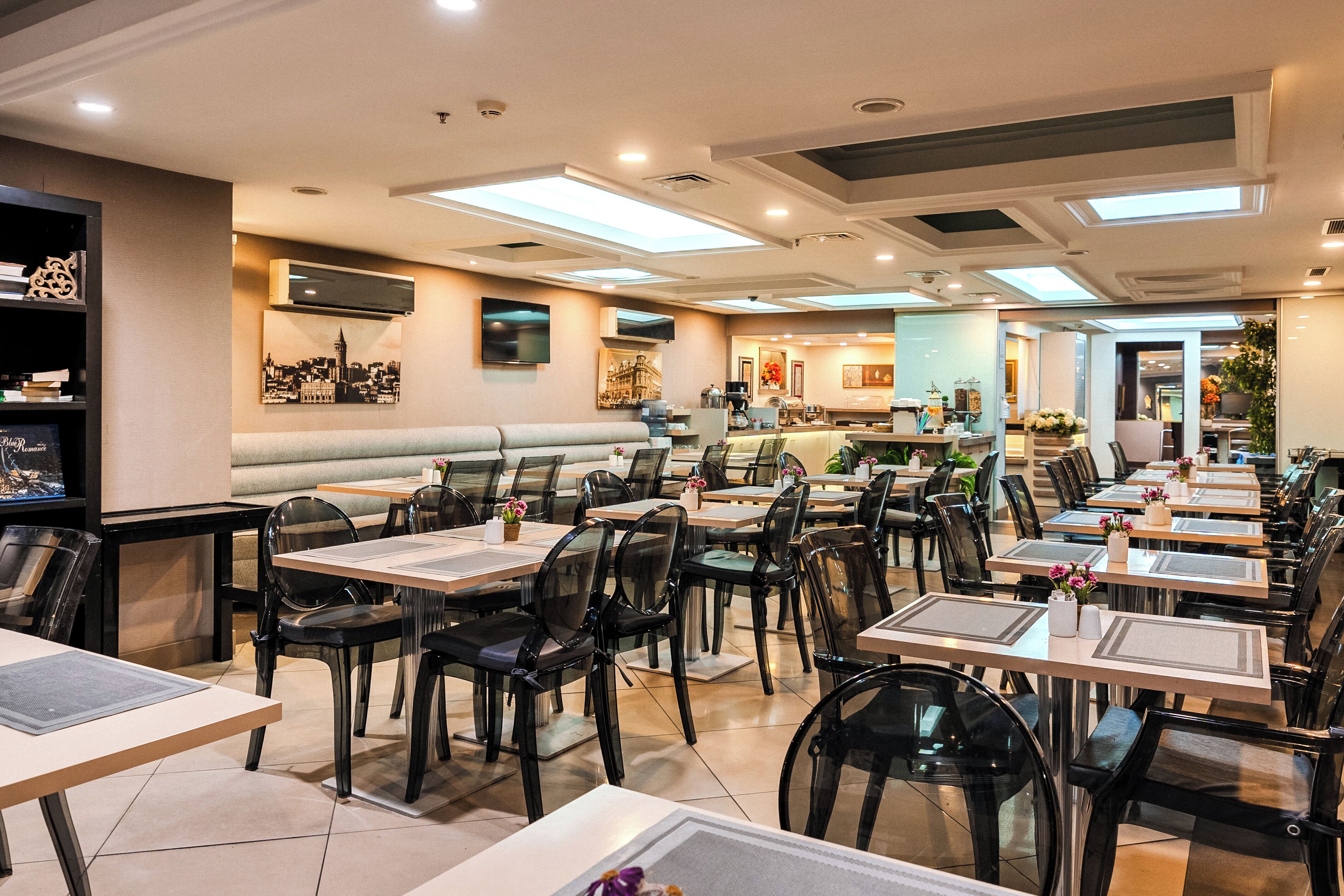 Bữa sáng buffet hàng ngày với phụ phí nhỏ 
