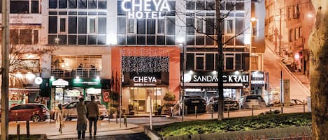 واجهة المنشأة - في المساء/الليل