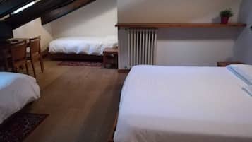 Una camera da letto con due letti, una scrivania e una sedia.
