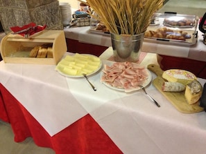 Tägliches inbegriffenes kontinentales Frühstück