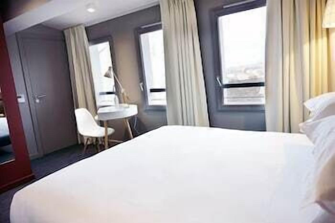 Sengetøy av topp kvalitet, safe på rommet og blendingsgardiner