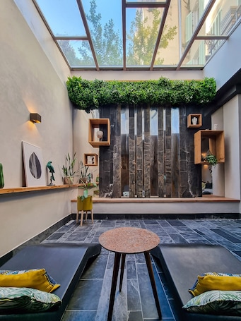Un sauna, baño turco, masajes de tejido profundo, masajes suecos