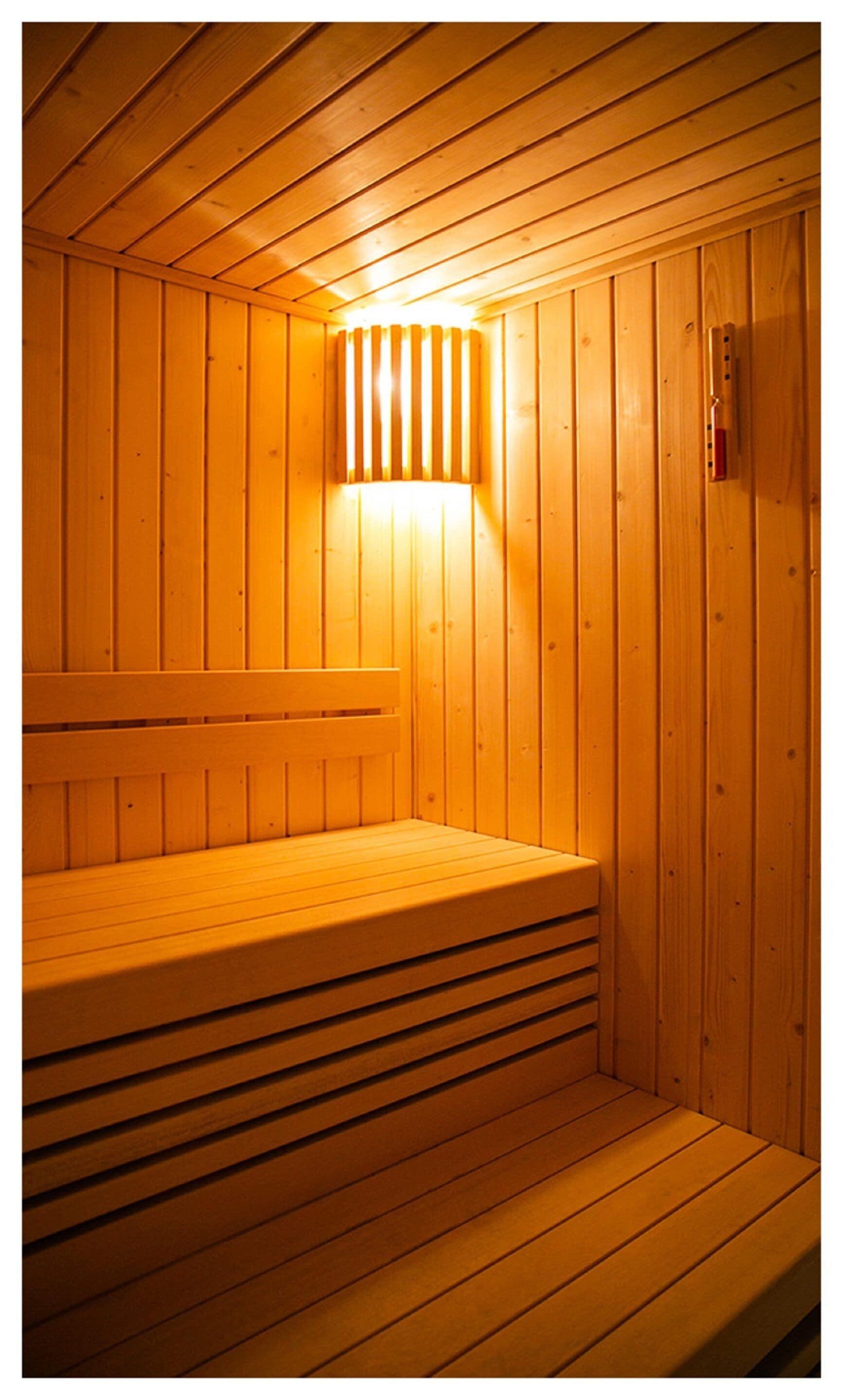 Puisesta laudelankusta rakennettu sauna, jonka katto on kalteva.