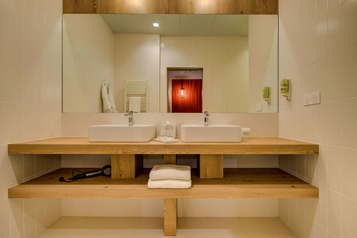 superior suite | bathroom | shower, free toiletries, hair dryer, towels