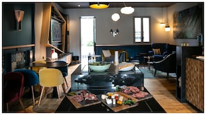 Un comedor moderno con una isla central, asientos tipo bar y vistas al exterior.