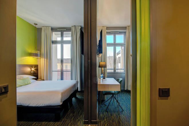 Premium bedding, in-room safe, blackout drapes, soundproofing