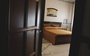 Double Room, Non Smoking, Ensuite | Desk, free WiFi - B&B Dietro il Politeama (Palermo)