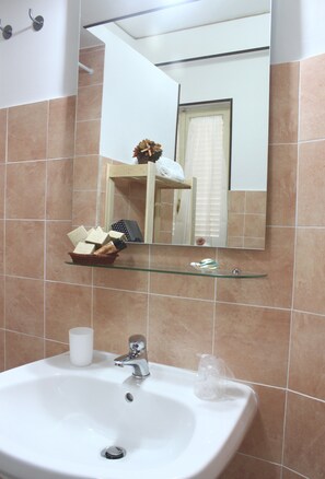 Dobbeltrom, privat bad (private external bathroom) | Bad | Hårføner, bidé og håndklær