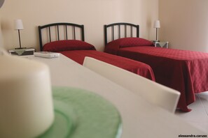 Twin Room, Private Bathroom (private external bathroom) | Desk, free WiFi - B&B Dietro il Politeama (Palermo)