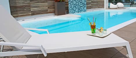 Utomhuspool och solstolar