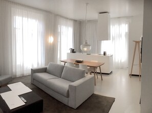 Family Duplex | Private kitchen | Fridge, oven, stovetop, dishwasher - Urban Residences Maastricht (Maastricht)