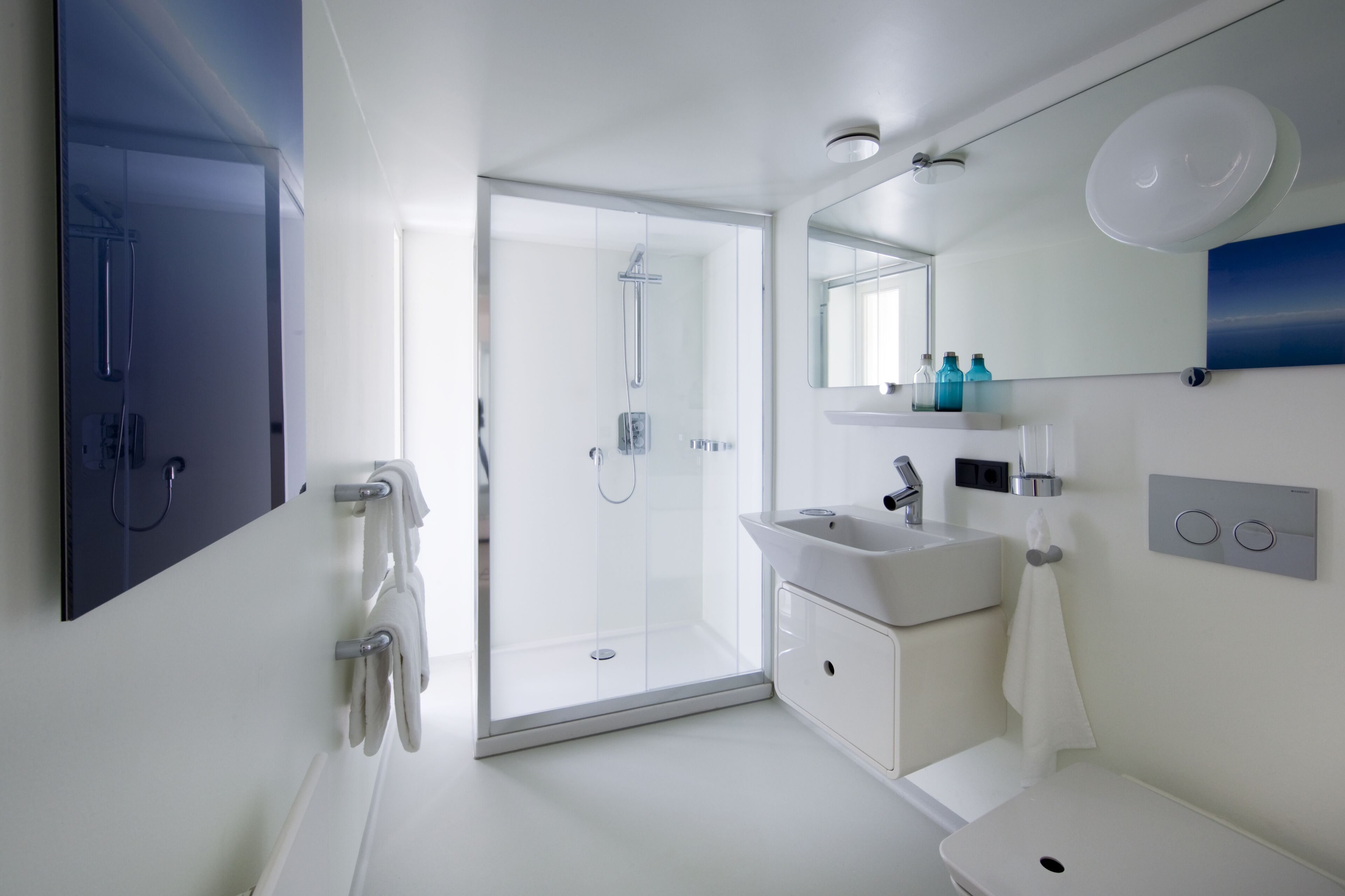 Maisonnette | Badkamer | Een douche, gratis toiletartikelen, een haardroger, handdoeken
