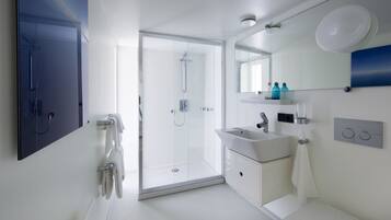 Maisonnette | Badkamer | Een douche, gratis toiletartikelen, een haardroger, handdoeken