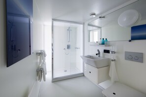 Duplex | Bathroom | Shower, free toiletries, hair dryer, towels