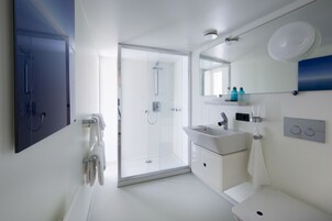 Duplex | Bathroom | Shower, free toiletries, hair dryer, towels